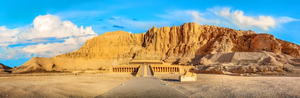 En bild på Hatshepsuts tempel i Egypten