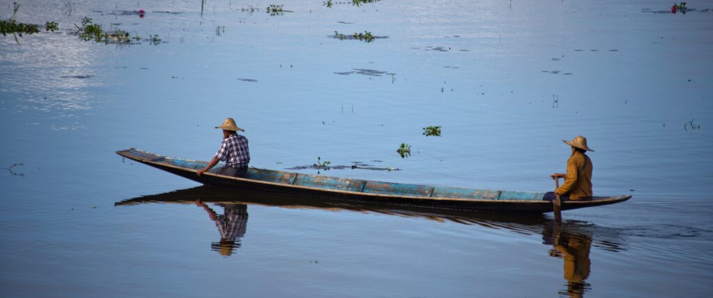 En bild på en fiskare i hans båt