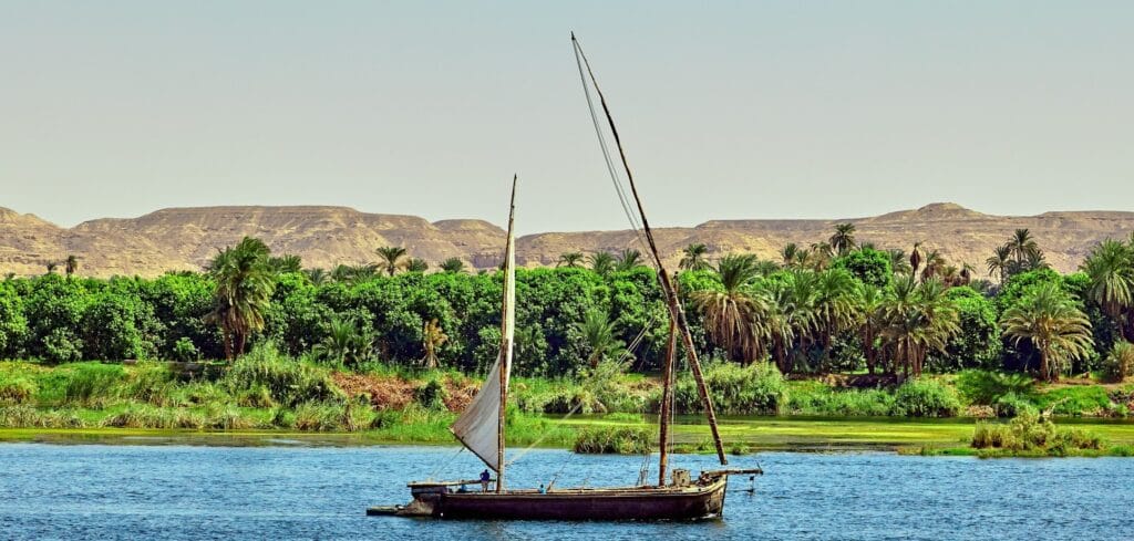 En bild på en segelbåt på Nilen i Aswan