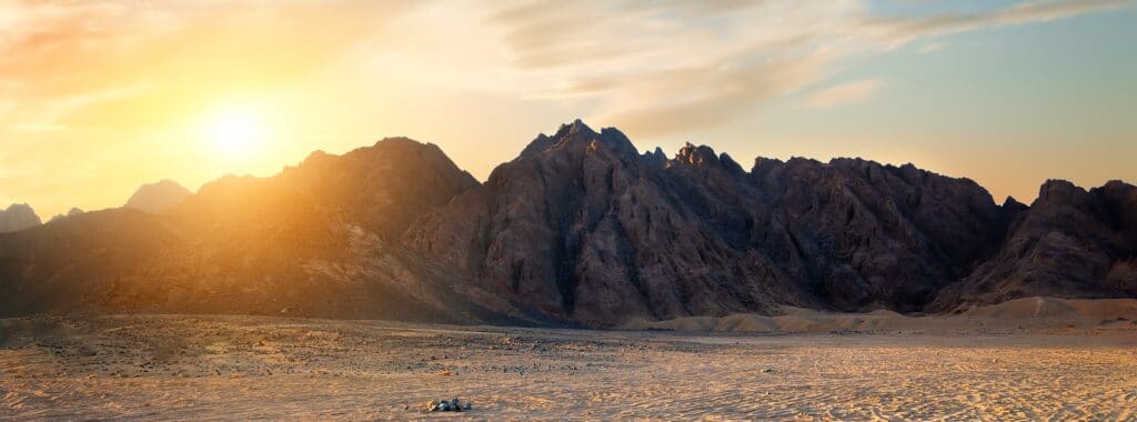 En bild på solnedgången över bergen i Sinai