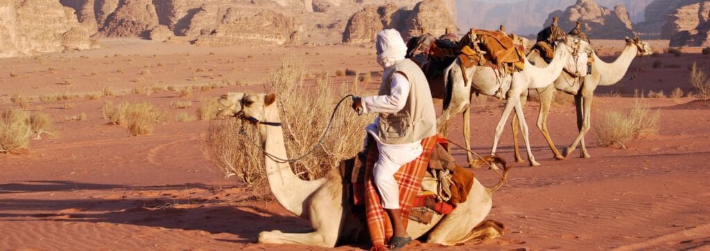 En bild på en beduin på en kamel