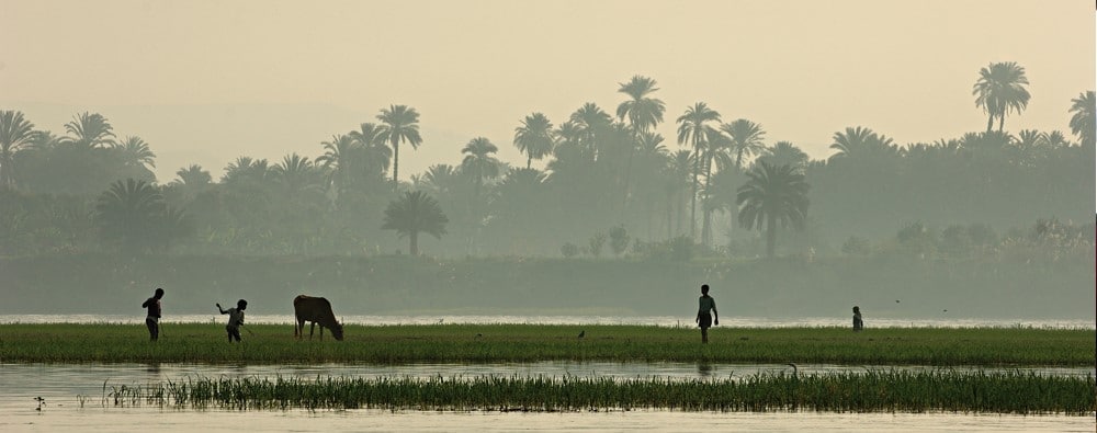 En bild på människor vid Nilens kant