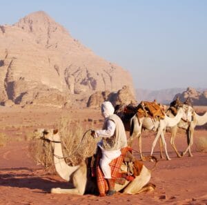 En bild på en man på en kamel