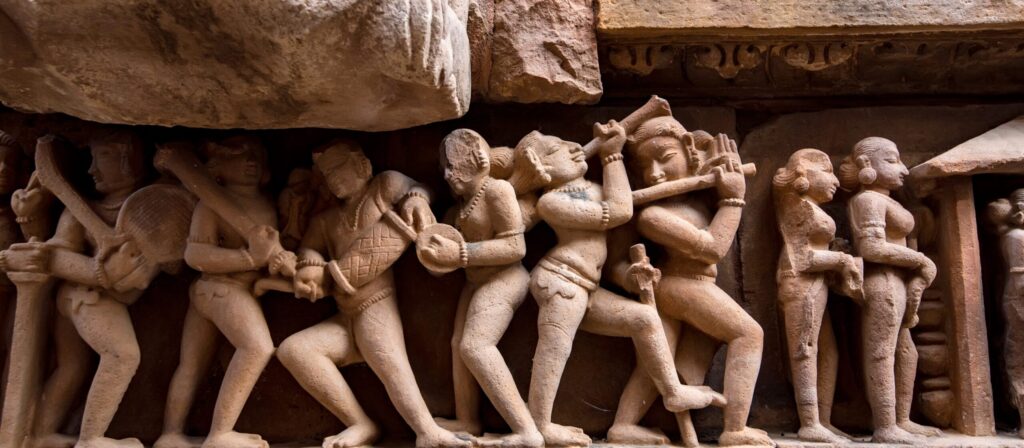 En bild på väggskulpturer i Khajuraho