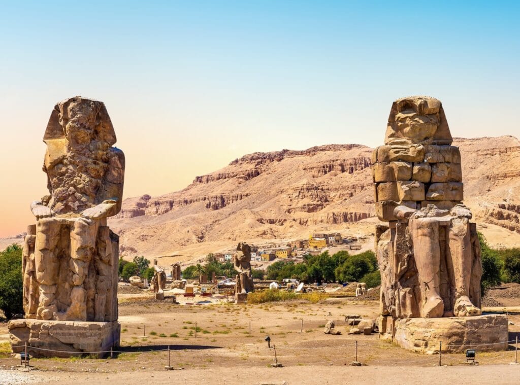 En bild på memnonstoderna i Egypten. Resor till Egypten med Orient Travel