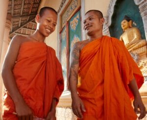 En bild på två munkar
