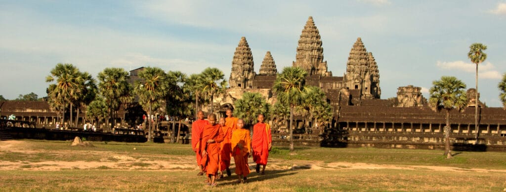 En bild på munkar vid Angkor Wat