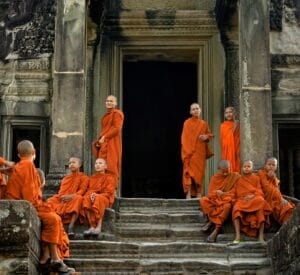 En bild på unga munkar