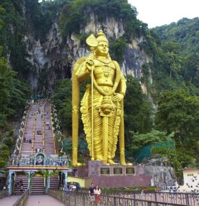 En bild på en guldstaty utanför Batu Caves