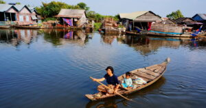 En bild på en kvinna i en båt i Kambodja