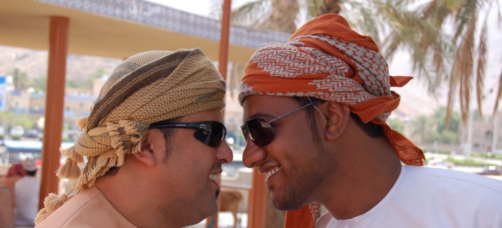 En bild på män i Oman som hälsar