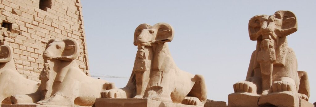 En bild på statyer vid Karnaktemplet