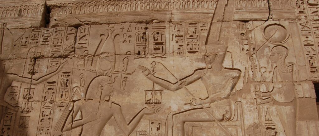 En bild på faraoniska väggristningar
