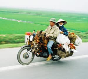 En bild på ett par på en motorcykel