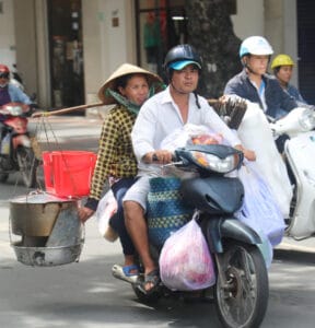 En bild på en man och en kvinna på moped