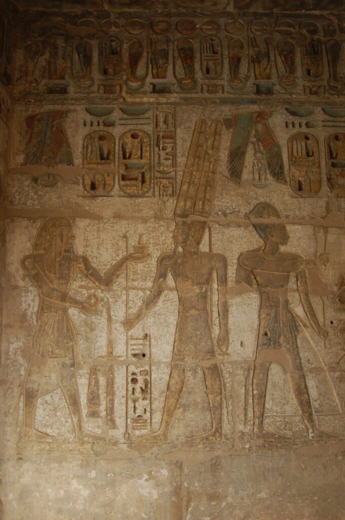 En bild på faraoniska väggmålningar